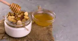 Griechischer Joghurt mit Nüssen und Honig